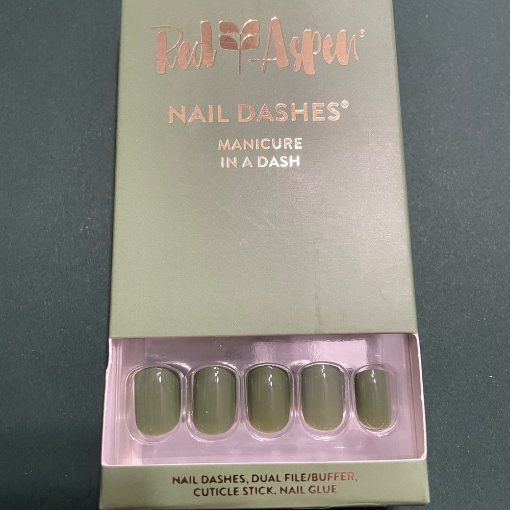 Red Aspen Green Nail Dashes